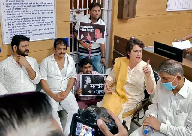 कांग्रेस महासचिव प्रियंका गांधी पुलिस थाने पहुंची