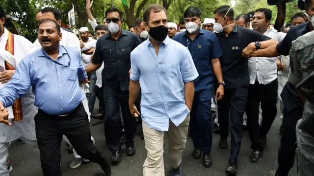 प्रवर्तन निदेशालय के दफ़्तर जाते कांग्रेस नेता राहुल गांधी