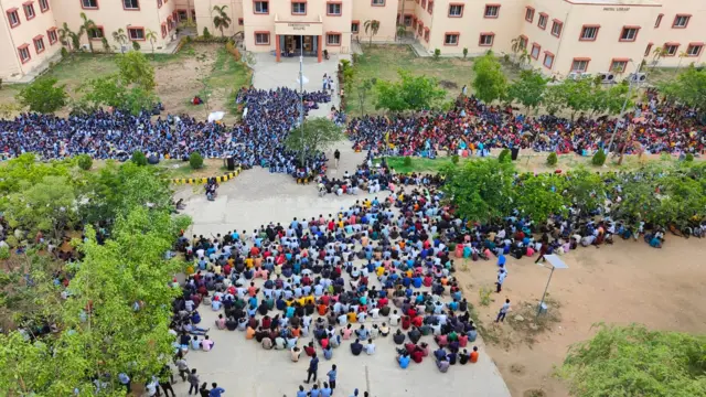 బాసర ట్రిపుల్ ఐటీలో నిరసనలకు దిగిన విద్యార్థులు