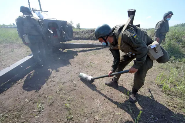 Украинские военные с гаубицей