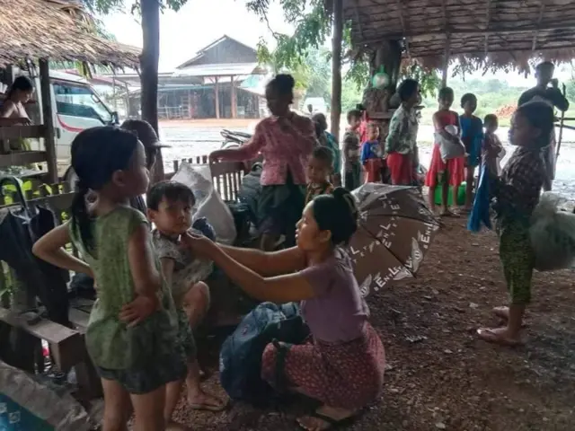 စစ်ကောင်စီလက်နက်ကြီးပစ်ခတ်မှုကိုရှောင်ဖို့ သထုံမြို့နယ်ထဲက ဝီယော်ကျေးရွာအုပ်စုဝင် ရွာလေးရွာမှာ ပြီးခဲ့တဲ့တစ်ပတ်အတွင်း ထွက်ပြေးတိမ်းရှောင်သူ ဒေသခံ သုံးထောင်နီးပါး ရှိနေပါတယ်။