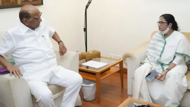 పశ్చిమ బెంగాల్‌ ముఖ్యమంత్రి మమతా బెనర్జీతో ఎన్సీపీ చీఫ్ శరద్ పవార్