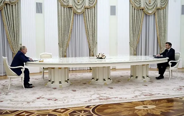 Востаннє, коли президент Макрон говорив із Путіним, їх розділяв кількаметровий стіл