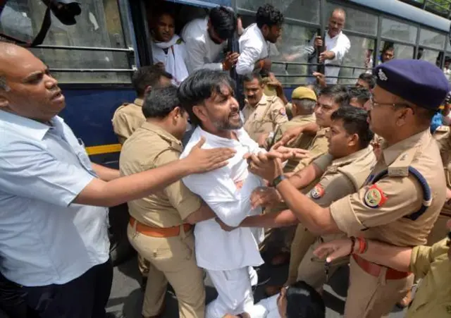 నిరసన వ్యక్తం చేస్తున్న కాంగ్రెస్ పార్టీ కార్యకర్తలను అరెస్టు చేస్తున్న పోలీసులు