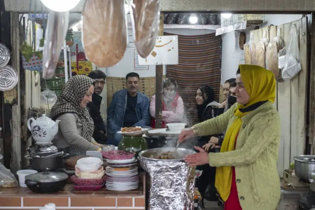 یک خانواده در رستوران در لاهیجان