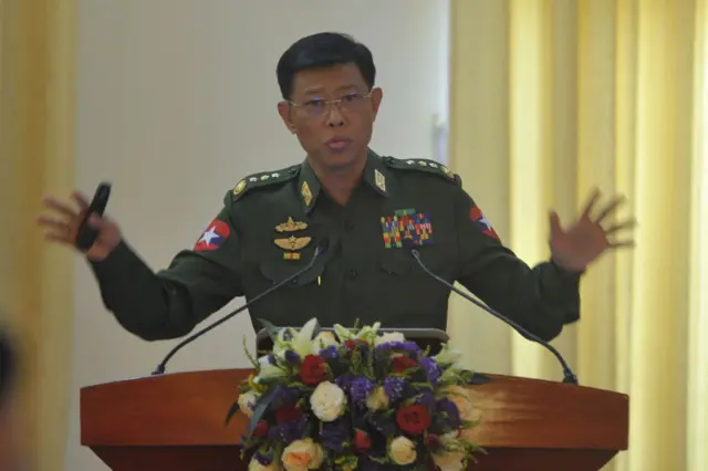 ၂၀၁၇ ခုနှစ်တုန်းက သတင်းစာရှင်းပွဲတစ်ခုမှာ မြင်တွေရတဲ့ အဲဒီအချိန်က ဒုတိယဗိုလ်ချုပ်ကြီးမြထွန်းဦး