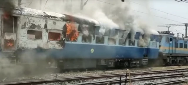 బిహార్‌లో అగ్నిపథ్‌కు వ్యతిరేకంగా యువకులు తగులబెట్టిన రైలు