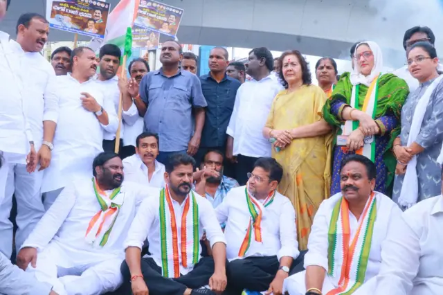 నిరసనకు దిగిన తెలంగాణ కాంగ్రెస్ అధ్యక్షుడు రేవంత్ రెడ్డి