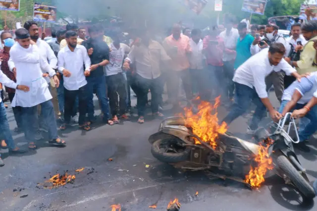 రాహుల్ గాంధీ ఈడీ విచారణకు నిరసనగా హైదరాబాద్‌లో కాంగ్రెస్ కార్యకర్తల ఆందోళన
