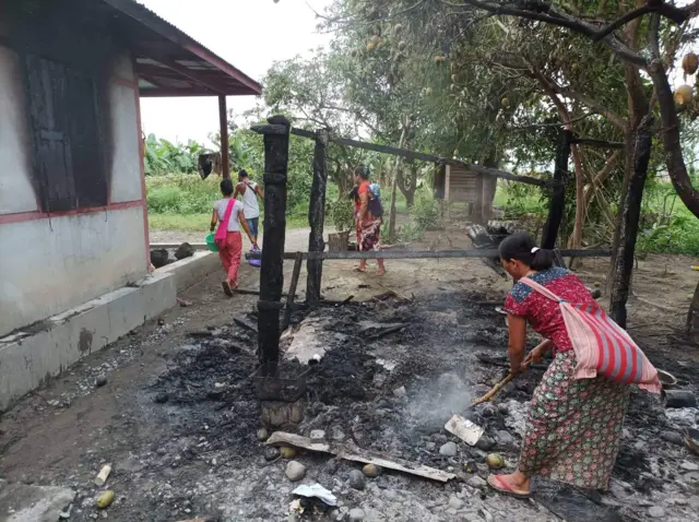 ကလေးမြို့ကအထွက် အလှမ်းမဝေးတဲ့ သုံးအိမ်စုကျေးရွာကို စစ်ကောင်စီတပ်က ဇွန်လ ၁၄ ရက်မှာ ဝင်ရောက် မီးရှို့ခဲ့တယ်လို့ ဒေသခံတွေက ပြောပါတယ်။