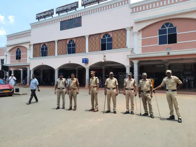 విశాఖపట్నం రైల్వే స్టేషన్ వద్ద పోలీసుల పహారా