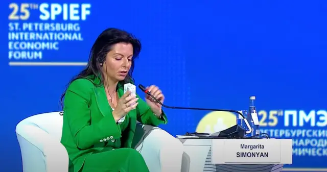 Маргарита Симоньян с пакетом сока