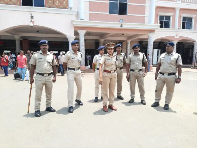 విశాఖపట్నం రైల్వే స్టేషన్ వద్ద పోలీసుల పహారా