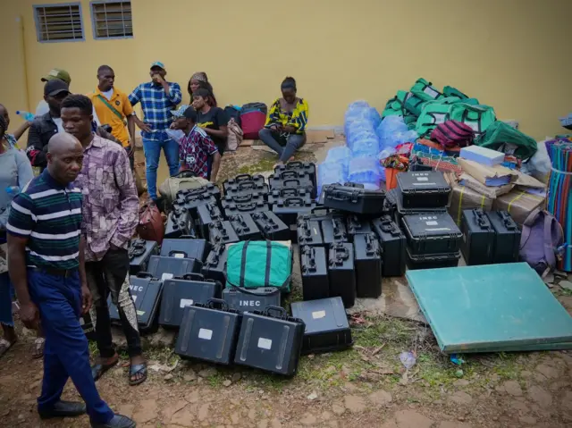 Inec Ad Hoc staff dey move materials