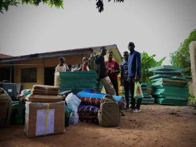 Inec Ad Hoc staff dey move materials