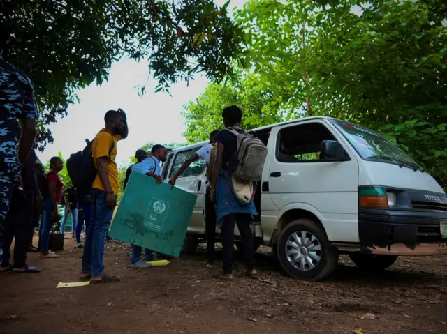Inec Ad Hoc staff dey move materials