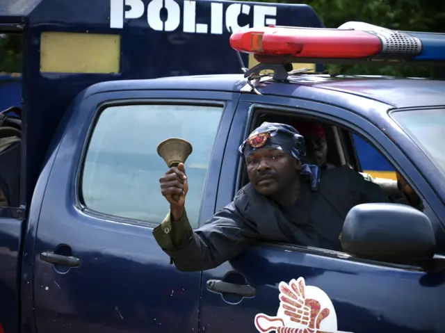 Soldiers join police and oda security agencies for di show of force