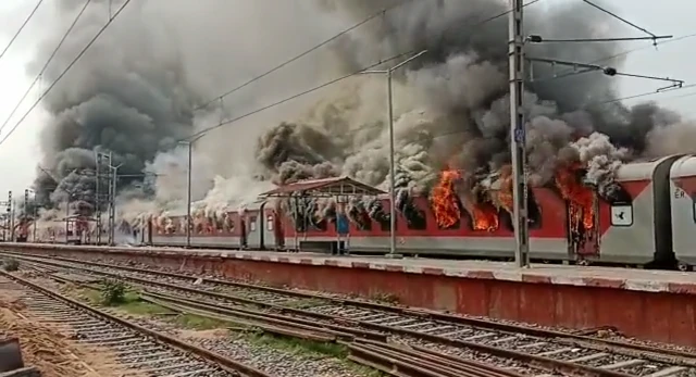 ट्रेन में लगाई आग