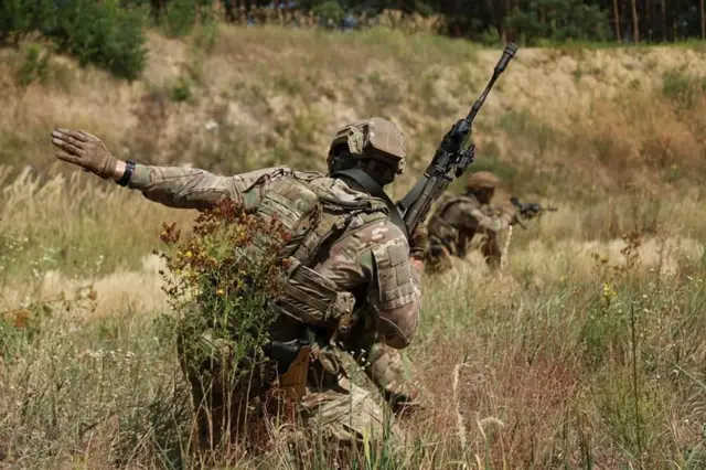 військові
