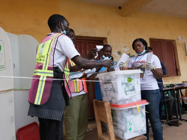 Pipo dey count di votes along wit Inec offcials