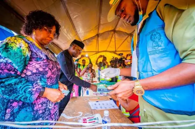 Ekiti govnor Fayemi and im wife cast dia vote for Isan