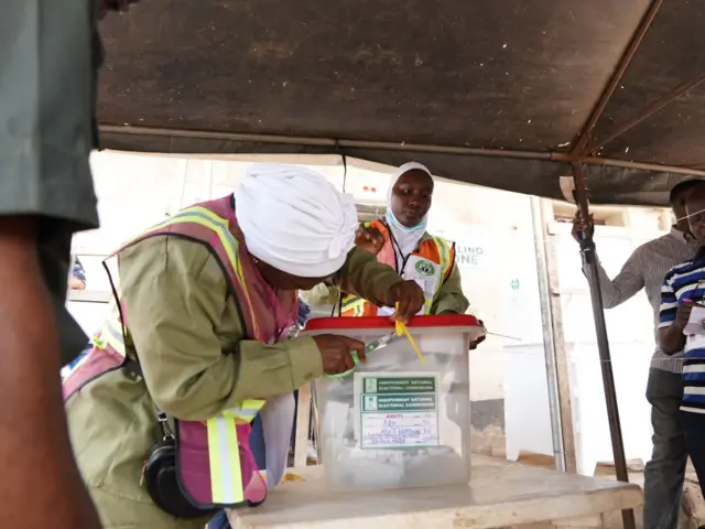 Pictures from Ekiti where vote sorting and counting dey go on