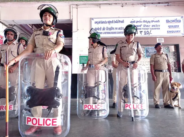 విశాఖలో పోలీసు బందోబస్తు