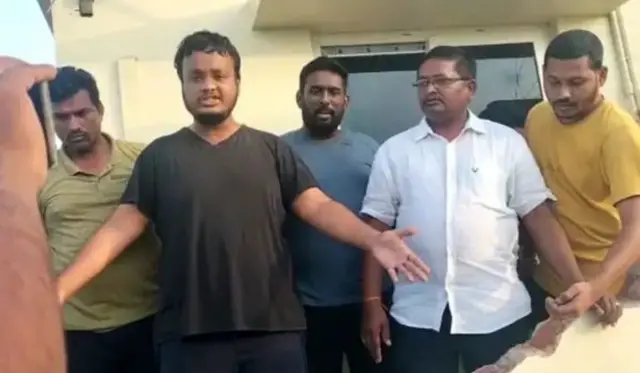 అయ్యన్నపాత్రుడు కుటుంబ సభ్యులు అధికారులను కొద్దిసేపు అడ్డుకున్నారు