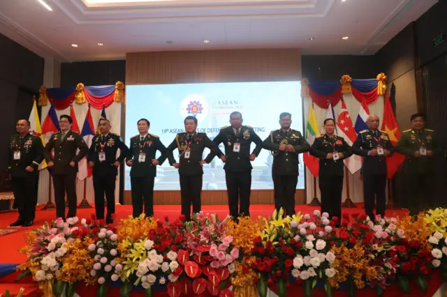ပြီးခဲ့တဲ့ မတ်လ ၁၇ ရက်တုန်းက ပြုလုပ်ခဲ့တဲ့ ၁၉ ကြိမ်မြောက် အာဆီယံ ကာကွယ်ရေးဦးစီးချုပ်တွေ အစည်းအဝေးကို ကြည်း ရေ လေညှိနိုင်းကွပ်ကဲ‌ရေးမှူး ဗိုလ်ချုပ်ကြီး မောင်မောင်အေး တက်ရောက်ခဲ့ပါတယ်။