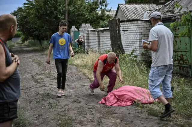 Житель Лисичанска, который только что увидел тело своего убитого сына