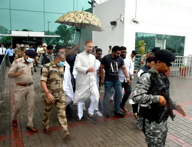 रांची एयरपोर्ट के बाहर ओवैसी