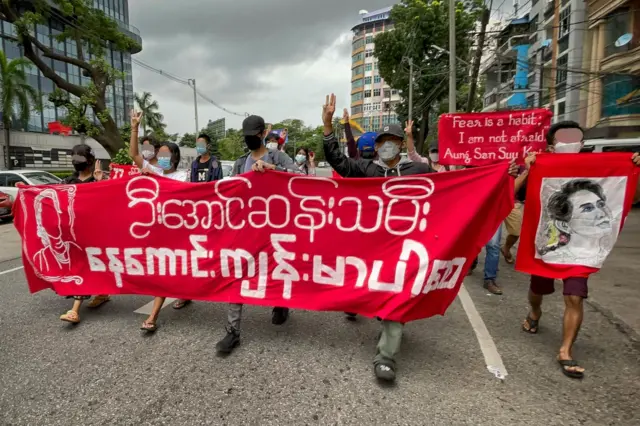 ရန်ကုန်မြို့မှာ စစ်ကောင်စီလုံခြုံရေးတင်းကျပ်မှုတွေကြားက ဒေါ်အောင်ဆန်းစုကြည်မွေးနေ့အတွက် သပိတ်အင်အားစု ကျောင်းသားလူငယ်တွေ လမ်းပေါ်တက်ခဲ့ကြပါတယ်။
