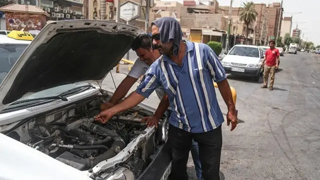 عکس آرشیو از اهواز؛ در سال‌های اخیر گرمای شدید هوا و قطع برق زندگی مردم را در شهرهای مختلف خوزستان مختل کرده بود