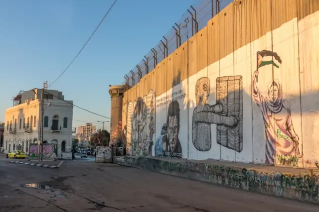 مقتل شاب فلسطيني بعدما حاولَ عبورَ الجدار الفاصل شمالي الضفة الغربية