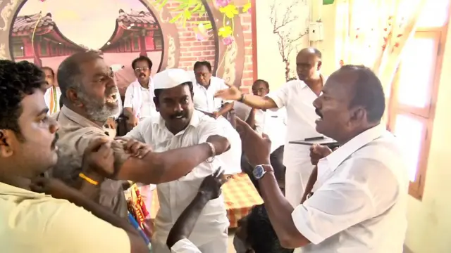 காங்கிரஸ் கூட்டத்தில் மோதல்