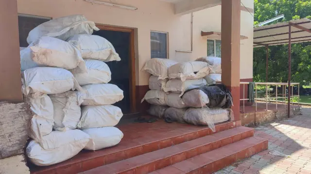 காவல்துறையினர் சேகரித்த பீடி இலை மூட்டைகள்