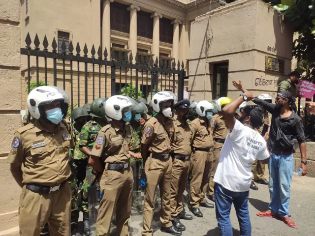 இலங்கை: கோட்டாபய பிறந்த நாளன்று ஜனாதிபதி செயலகம் முற்றுகை