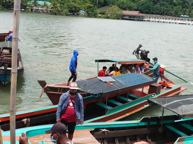 ပြီးခဲ့တဲ့တစ်ပတ်တုန်းကလည်း ထိုင်းနိုင်ငံထဲမှာ အကြောင်းအမျိုးမျိုးကြောင့် ပြစ်ဒဏ်ကျခံပြီး လွတ်ရက်စေ့တဲ့ မြန်မာရွှေ့‌‌ပြောင်းလုပ်သားတွေကို ရနောင်းမြို့ဘက်ကနေ ကော့သောင်းမြို့ဘက်ဆီ ထိုင်းအာဏာပိုင်တွေ လွှဲပေးခဲ့