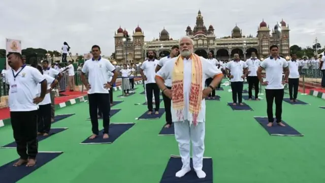 యోగా చేస్తున్న ప్రధాని నరేంద్ర మోదీ