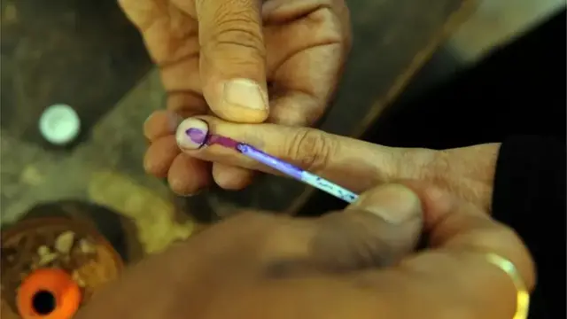 పోలింగ్ బూతులో వేలి మీద వేస్తున్న సిరా