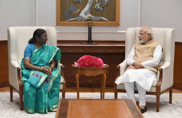 पीएम मोदी के साथ द्रौपदी मुर्मू