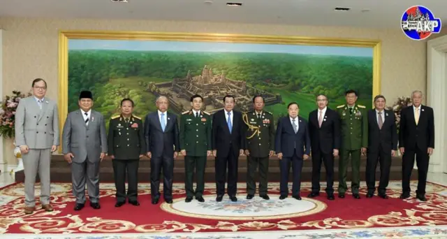 အာဆီယံကာကွယ်ရေးဝန်ကြီးတွေဟာ ကမ္ဘောဒီးယားဝန်ကြီးချုပ်ဟွန်ဆန်နဲ့လည်း တွေ့ဆုံခဲ့ကြပါတယ်။