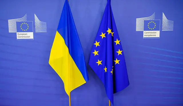 прапори ЄС та України