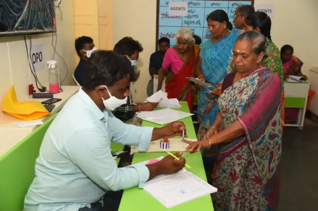 ఓటు వేస్తున్న మహిళ