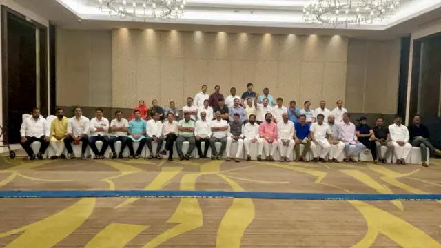 एकनाथ शिंदे के साथ विधायक
