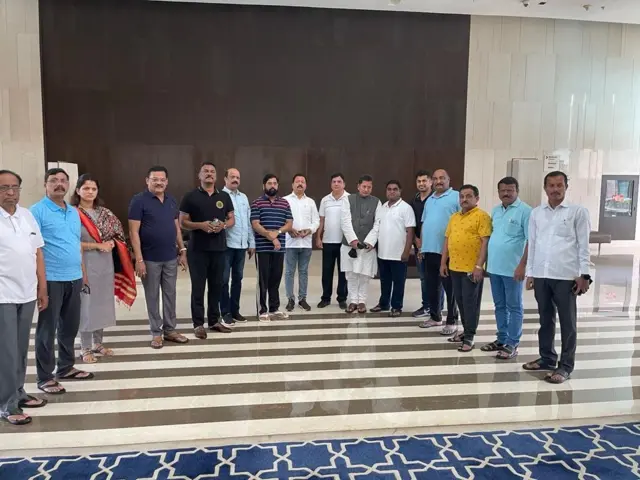होटल में मौजूद बाग़ी नेता