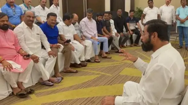 గువాహటిలో ఎమ్మెల్యేలతో మాట్లాడుతున్న ఏక్‌నాథ్ శిందే