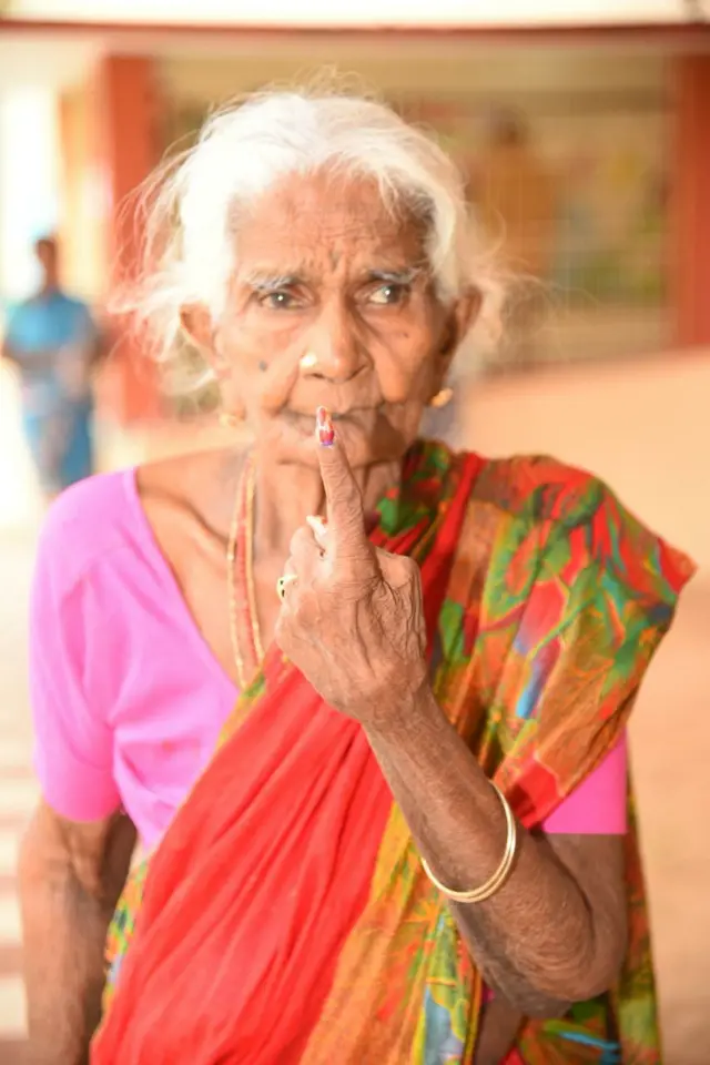 ఓటు వేసిన వృద్ధు రాలు