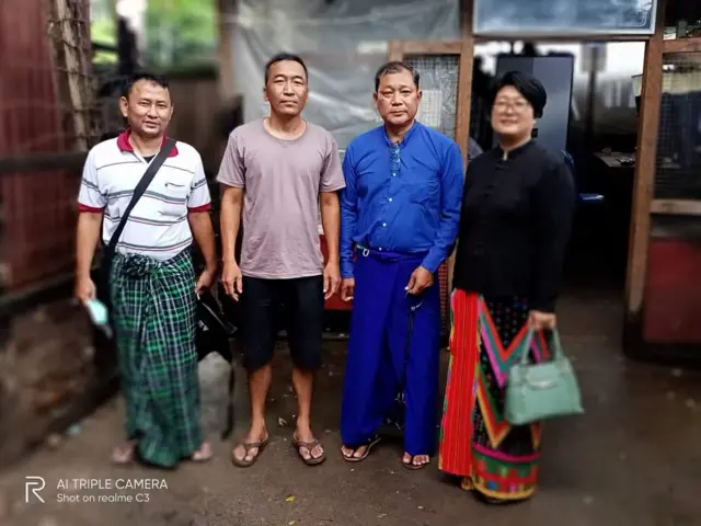 ဒေါက်တာ အမ်ကောန်လ(အပြာရောင်လက်ရှည်အင်္ကျီ၊ ပုဆိုးဝတ်ထားသူ)ကို မနေ့က ရုံးထုတ်မှာ မြင်တွေ့ရတာဖြစ်ပါတယ်။