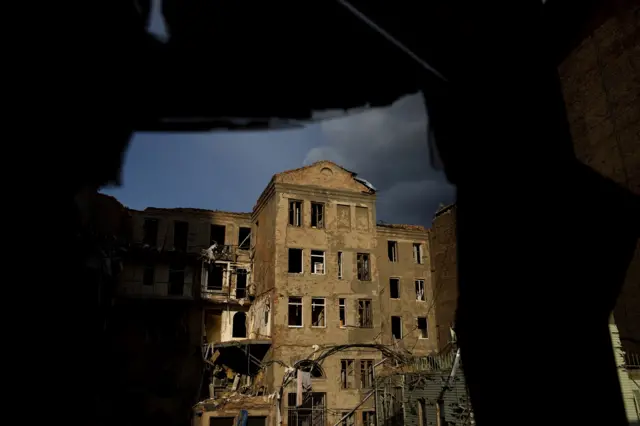 Разрушенное здание в центре Харькова, 22 июня